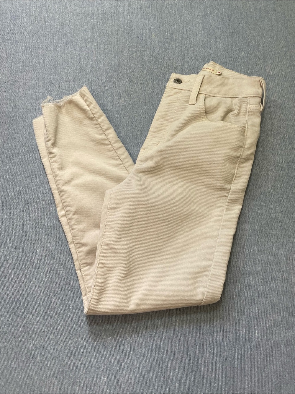 Levi’s High Waisted Mom Corduroy Jean Size 24 in Cream